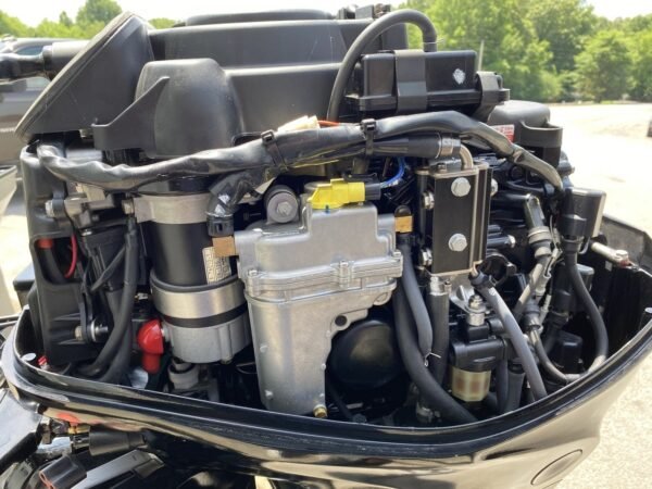 2006 Mercury 25 HP 3-Cyl EFI 4-Stroke 15" (Short) Outboard Tiller Motor - Image 8
