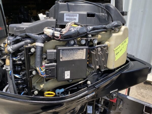 2006 Mercury 25 HP 3-Cyl EFI 4-Stroke 15" (Short) Outboard Tiller Motor - Image 3