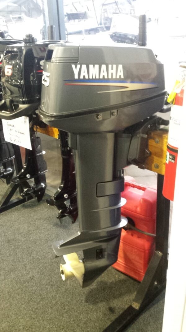 2010 Yamaha 25 HP 2 Cylinder Carb 4 Stroke 20″ Tiller Outboard Motor - Image 2
