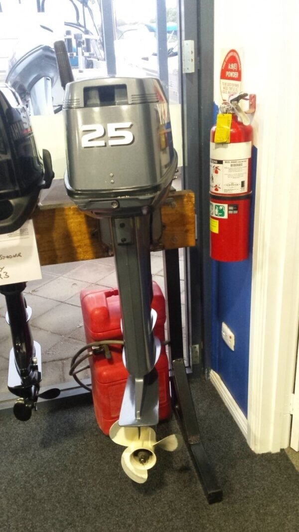 2010 Yamaha 25 HP 2 Cylinder Carb 4 Stroke 20″ Tiller Outboard Motor - Image 3